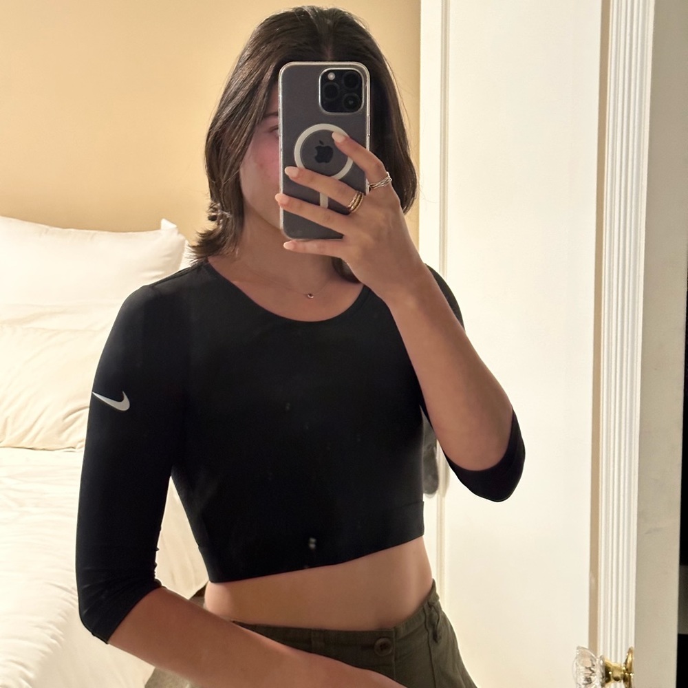 Nike 3/4 sleeve crop top, trendy and cute, black, size S, incredible for running